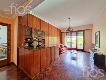 VENTA CASA DE CINCO DORMITORIOS CON QUINCHO, TERRAZA Y COCHERA EN ABASTO