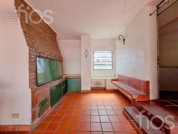 VENTA CASA DE CINCO DORMITORIOS CON QUINCHO, TERRAZA Y COCHERA EN ABASTO