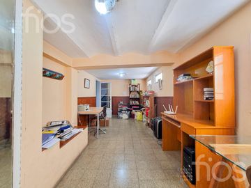 VENTA CASA DE CINCO DORMITORIOS CON QUINCHO, TERRAZA Y COCHERA EN ABASTO