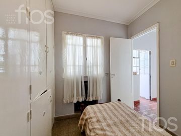 VENTA CASA DE CINCO DORMITORIOS CON QUINCHO, TERRAZA Y COCHERA EN ABASTO
