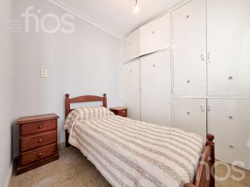 VENTA CASA DE CINCO DORMITORIOS CON QUINCHO, TERRAZA Y COCHERA EN ABASTO