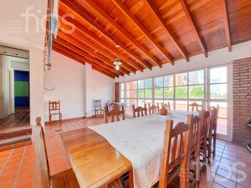 VENTA CASA DE CINCO DORMITORIOS CON QUINCHO, TERRAZA Y COCHERA EN ABASTO