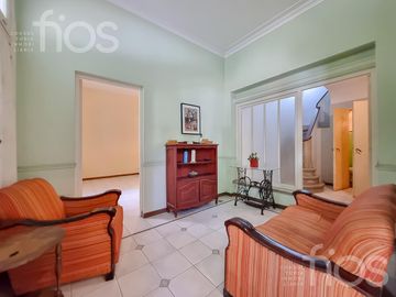 VENTA CASA DE CINCO DORMITORIOS CON QUINCHO, TERRAZA Y COCHERA EN ABASTO