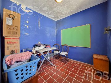 VENTA CASA DE CINCO DORMITORIOS CON QUINCHO, TERRAZA Y COCHERA EN ABASTO