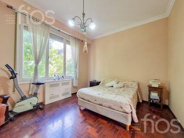 VENTA CASA DE CINCO DORMITORIOS CON QUINCHO, TERRAZA Y COCHERA EN ABASTO