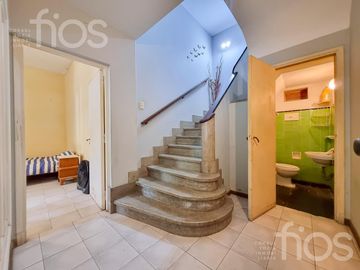 VENTA CASA DE CINCO DORMITORIOS CON QUINCHO, TERRAZA Y COCHERA EN ABASTO