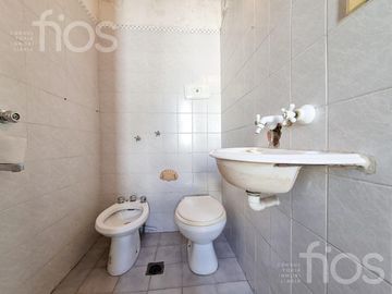 VENTA CASA DE CINCO DORMITORIOS CON QUINCHO, TERRAZA Y COCHERA EN ABASTO
