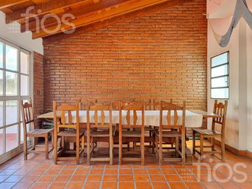 VENTA CASA DE CINCO DORMITORIOS CON QUINCHO, TERRAZA Y COCHERA EN ABASTO
