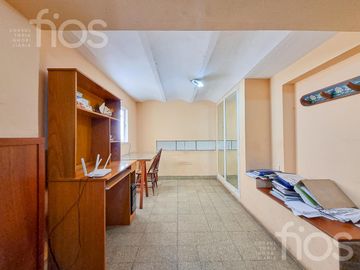 VENTA CASA DE CINCO DORMITORIOS CON QUINCHO, TERRAZA Y COCHERA EN ABASTO