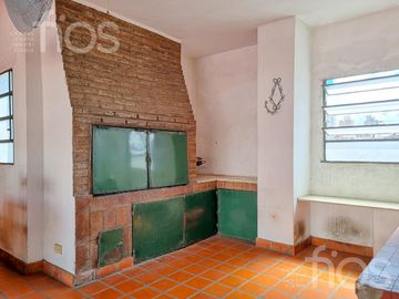VENTA CASA DE CINCO DORMITORIOS CON QUINCHO, TERRAZA Y COCHERA EN ABASTO