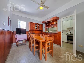 VENTA CASA DE CINCO DORMITORIOS CON QUINCHO, TERRAZA Y COCHERA EN ABASTO