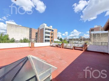 VENTA CASA DE CINCO DORMITORIOS CON QUINCHO, TERRAZA Y COCHERA EN ABASTO