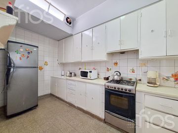 VENTA CASA DE CINCO DORMITORIOS CON QUINCHO, TERRAZA Y COCHERA EN ABASTO