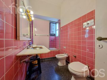 VENTA CASA DE CINCO DORMITORIOS CON QUINCHO, TERRAZA Y COCHERA EN ABASTO