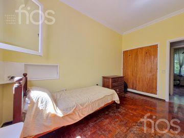 VENTA CASA DE CINCO DORMITORIOS CON QUINCHO, TERRAZA Y COCHERA EN ABASTO