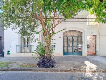 VENTA CASA DE CINCO DORMITORIOS CON QUINCHO, TERRAZA Y COCHERA EN ABASTO