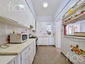 VENTA CASA DE CINCO DORMITORIOS CON QUINCHO, TERRAZA Y COCHERA EN ABASTO