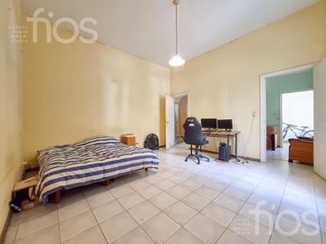 VENTA CASA DE CINCO DORMITORIOS CON QUINCHO, TERRAZA Y COCHERA EN ABASTO