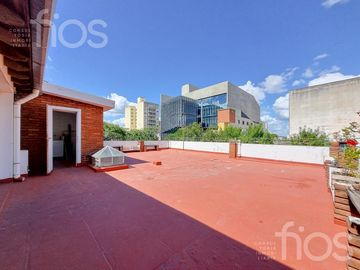 VENTA CASA DE CINCO DORMITORIOS CON QUINCHO, TERRAZA Y COCHERA EN ABASTO