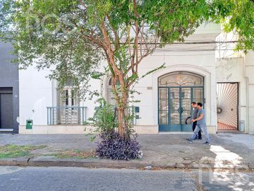 VENTA CASA DE CINCO DORMITORIOS CON QUINCHO, TERRAZA Y COCHERA EN ABASTO