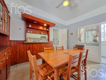 VENTA CASA DE CINCO DORMITORIOS CON QUINCHO, TERRAZA Y COCHERA EN ABASTO