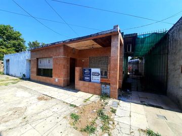Casa-San Justo-Isidro Casanova-3ambientes-cochera-patio-oportunidad-permuta-financiación,lote propio