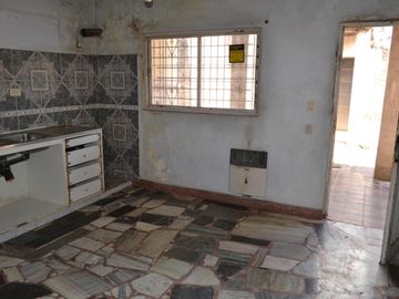 Casa-San Justo-Isidro Casanova-3ambientes-cochera-patio-oportunidad-permuta-financiación,lote propio