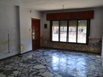 Casa-San Justo-Isidro Casanova-3ambientes-cochera-patio-oportunidad-permuta-financiación,lote propio