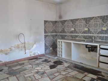 Casa-San Justo-Isidro Casanova-3ambientes-cochera-patio-oportunidad-permuta-financiación,lote propio