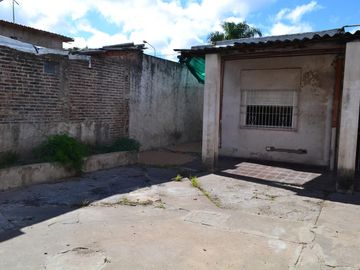Casa-San Justo-Isidro Casanova-3ambientes-cochera-patio-oportunidad-permuta-financiación,lote propio