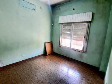 Casa-San Justo-Isidro Casanova-3ambientes-cochera-patio-oportunidad-permuta-financiación,lote propio