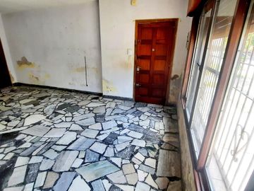Casa-San Justo-Isidro Casanova-3ambientes-cochera-patio-oportunidad-permuta-financiación,lote propio
