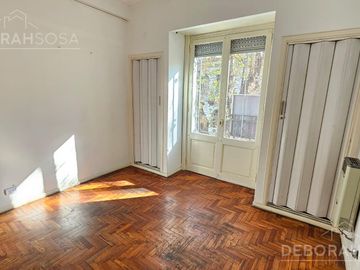 Venta Departamento 3 ambientes con dependencia y balcón al frente! Apto profesional!