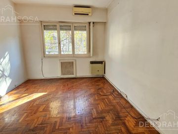 Venta Departamento 3 ambientes con dependencia y balcón al frente! Apto profesional!