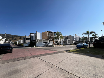 CASA EN VENTA EN BOSQUE CEDROS, ARBOLADA BOSQUES DE SANTA ANITA, TLAJOMULCO