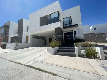CASA EN VENTA EN RESIDENCIAL ASTURIAS FRENTE A PARQUE