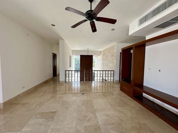 Casa en venta en Yucatán Country Club con vista al cenote.