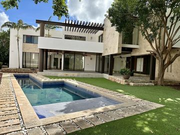 Casa en venta en Yucatán Country Club con vista al cenote.
