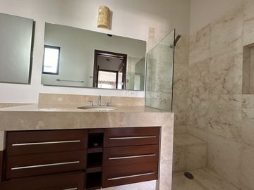 Casa en venta en Yucatán Country Club con vista al cenote.