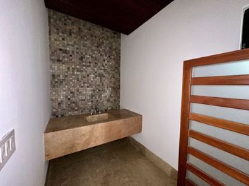 Casa en venta en Yucatán Country Club con vista al cenote.