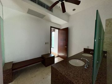 Casa en venta en Yucatán Country Club con vista al cenote.