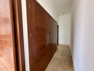 Casa en venta en Yucatán Country Club con vista al cenote.