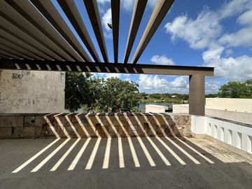 Casa en venta en Yucatán Country Club con vista al cenote.