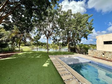 Casa en venta en Yucatán Country Club con vista al cenote.