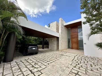 Casa en venta en Yucatán Country Club con vista al cenote.
