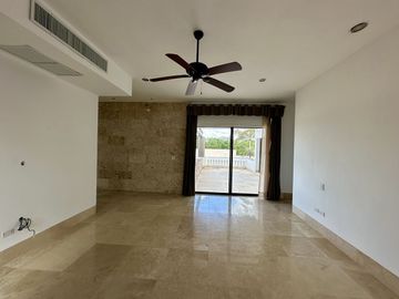 Casa en venta en Yucatán Country Club con vista al cenote.