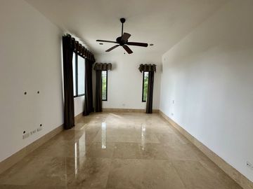 Casa en venta en Yucatán Country Club con vista al cenote.