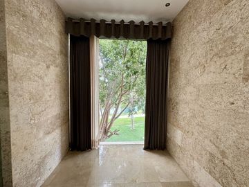 Casa en venta en Yucatán Country Club con vista al cenote.