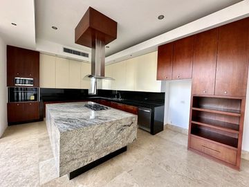 Casa en venta en Yucatán Country Club con vista al cenote.