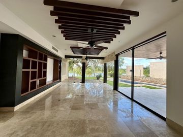 Casa en venta en Yucatán Country Club con vista al cenote.